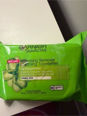 Garnier Refreshing Remover Cleansing Towelettes - Bright Green Packaging